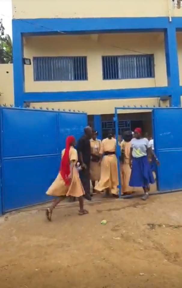Conakry : un directeur d’école interpellé après l’expulsion d’un élève, des violences éclatent à Ratoma